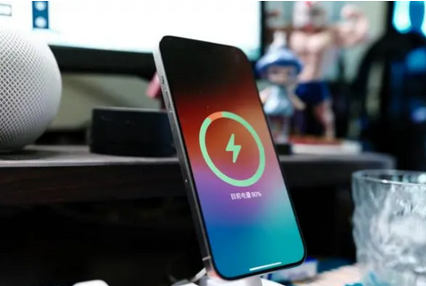 山丹苹果15换屏服务分享用什么充电器给iPhone15充电更好 